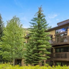 Timber Falls - Top Floor Views & Steps to Bus
