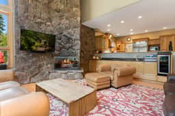 Large East Vail Home - On Gore Creek & Bus Stop