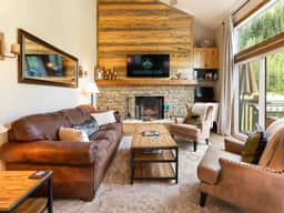 Timber Falls - Top Floor Views & Steps to Bus - Image 2