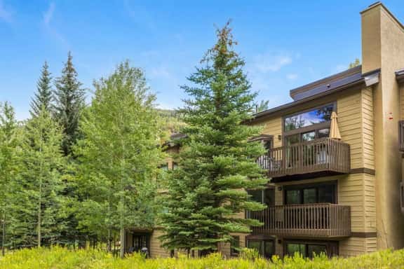 Timber Falls - Top Floor Views & Steps to Bus - Image 1