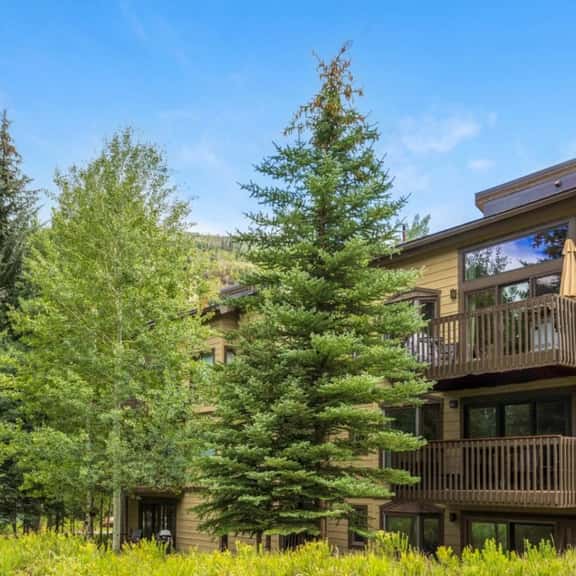 Timber Falls - Top Floor Views & Steps to Bus - Image 1