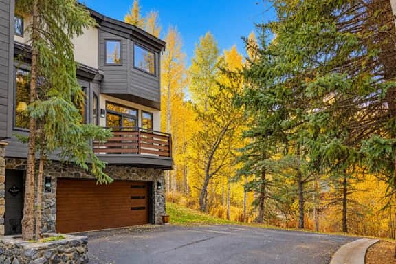 Golf Course Townhome - Livable Space & Privacy - Image 2